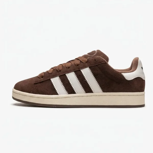 Adidas Campus Brown em camurça premium castanha com design clássico Adidas Originals e sola de borracha resistente.