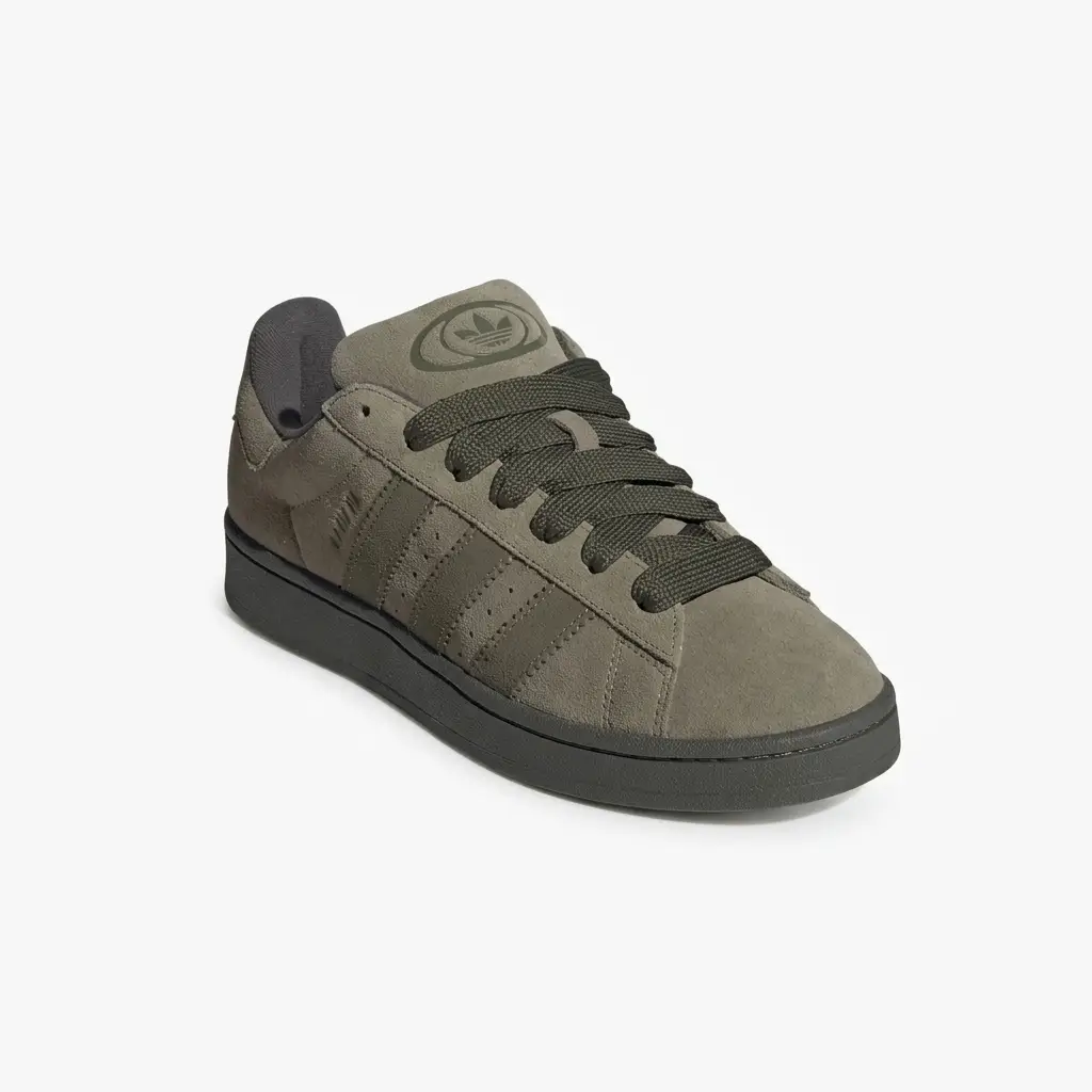 adidas campus khaki front vorax Vista lateral do Adidas Campus Khaki com acabamento em camurça khaki e as icónicas três riscas Adidas.