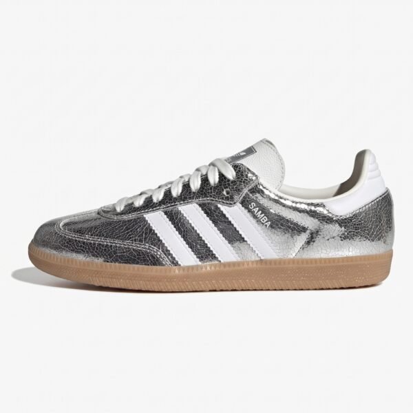 Adidas Samba Silver Cracked em pele premium prateada com acabamento craquelado e sola de borracha natural.
