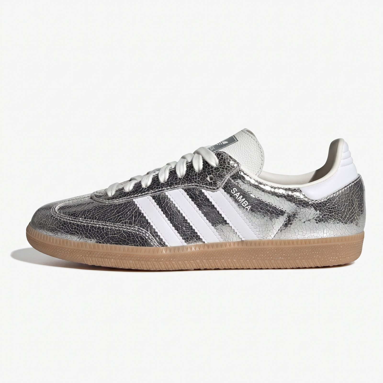adidas samba silver cracked vista lateral vorax Adidas Samba Silver Cracked em pele premium prateada com acabamento craquelado e sola de borracha natural.