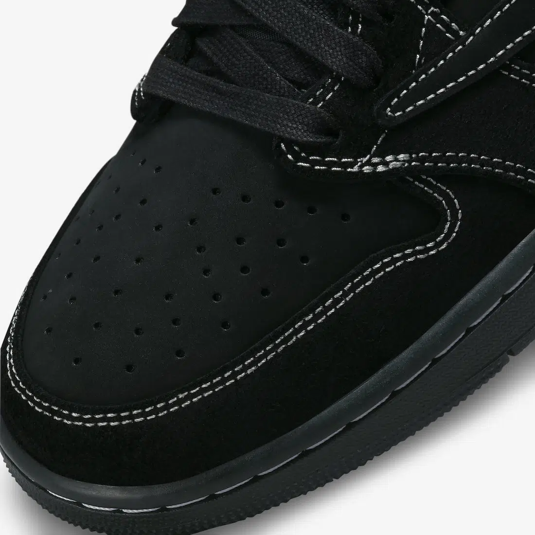 air jordan 1 low travis scott black phantom detalhe do material Close-up do bico perfurado em nobuck do Air Jordan 1 Low Travis Scott Black Phantom