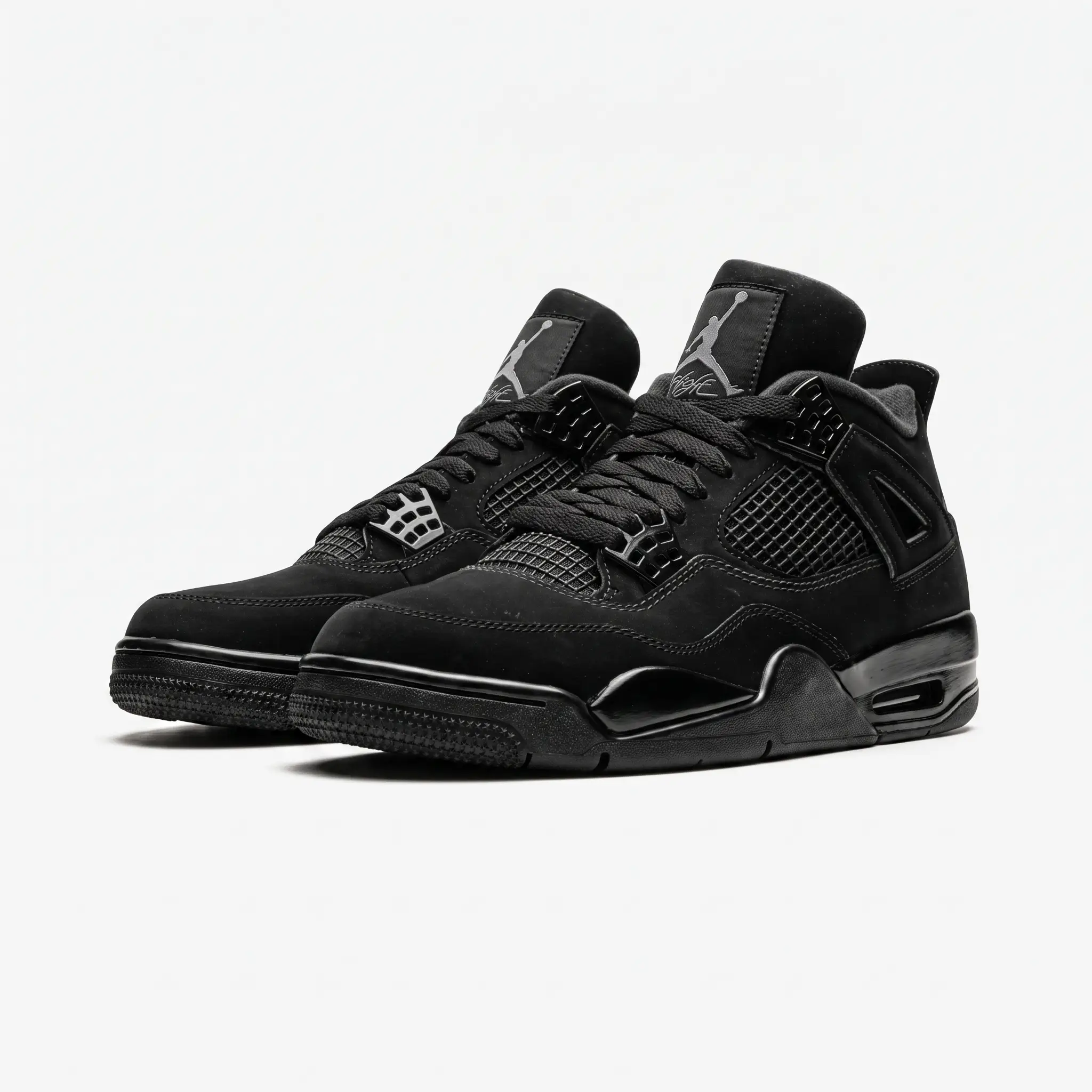 air jordan 4 black cat front view vorax Ténis Air Jordan 4 Black Cat para homem em nubuck preto premium, ideal para uso diário e streetwear.