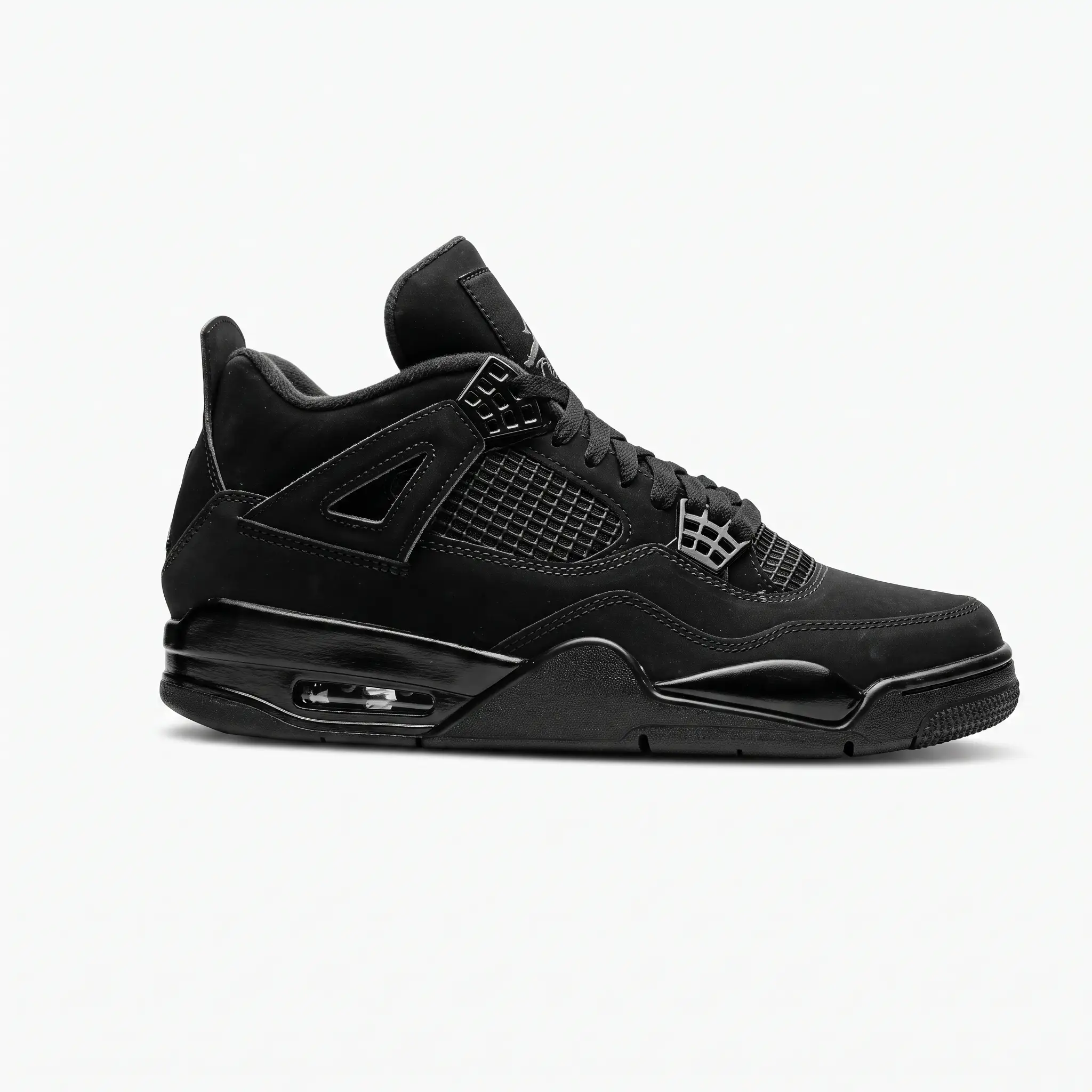 air jordan 4 black cat side view vorax Vista lateral do Air Jordan 4 Black Cat Triple Black com design icónico e sola de borracha resistente.
