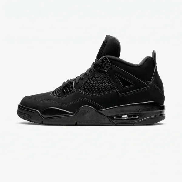 Vista lateral do Air Jordan 4 Black Cat Triple Black com design icónico e sola de borracha resistente.