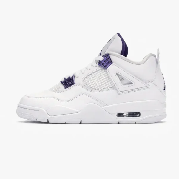 Air Jordan 4 Metallic Purple em pele branca premium com detalhes roxos metálicos e tecnologia Nike Air.