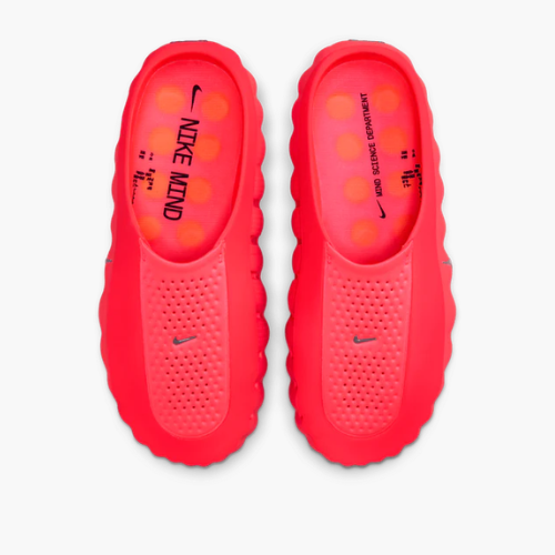 Vista superior Nike Mind 001 Slide Solar Red vista superior com formato ergonómico