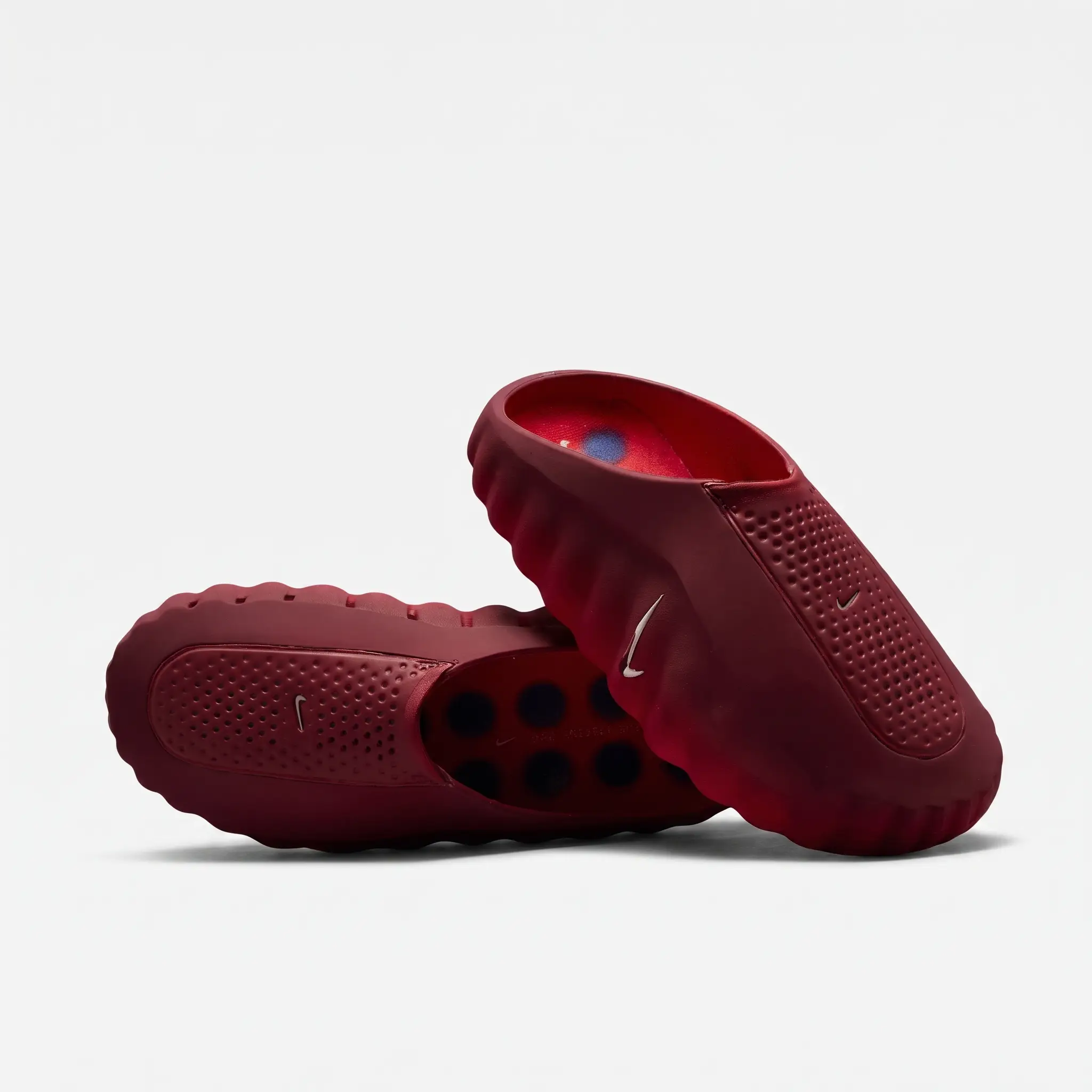 nike mind 001 slide team red – chinelos nike vermelhos para homem e mulher Vista lateral dos Nike Mind 001 Slide Team Red, chinelos Nike confortáveis para homem e mulher disponíveis na VORAX.