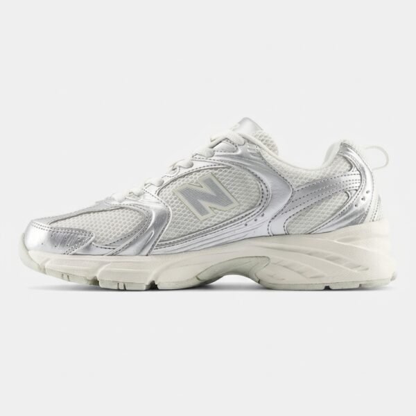 New Balance 530 Silver Metallic com tecnologia ABZORB®, acabamento metálico e mesh respirável.