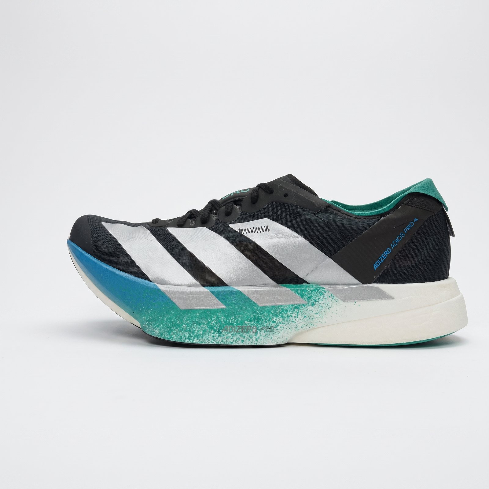 Adidas Adizero Adios Pro 4 Black Silver Glory Green – Vista Lateral Exterior Adidas Adizero Adios Pro 4 Black Silver Glory Green vista lateral exterior.