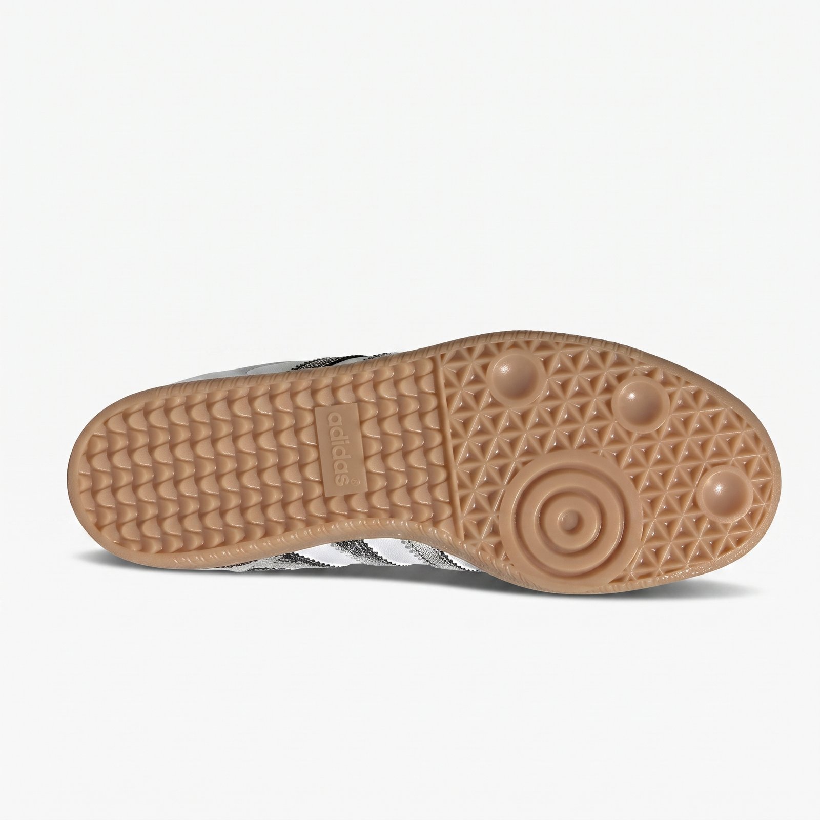 O equilíbrio perfeito entre autenticidade, conforto e estilo. Ténis Adidas Samba Silver Cracked para homem com biqueira em camurça e conforto para uso diário.