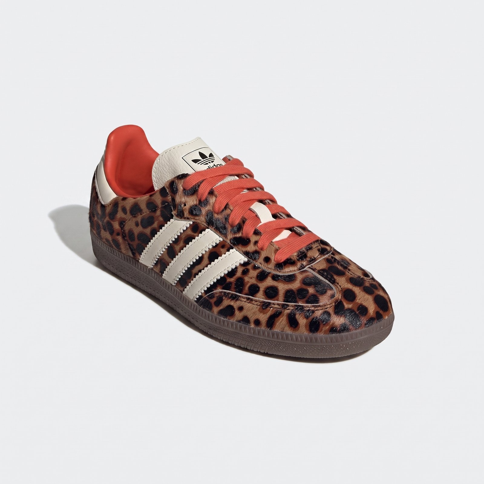 Vista lateral do Adidas Samba Red Leopard com design exclusivo, animal print e as icónicas três riscas Adidas. Vista lateral do Adidas Samba Red Leopard com design exclusivo, animal print e as icónicas três riscas Adidas.