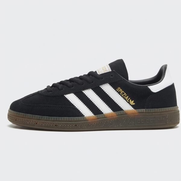 Adidas Spezial Black em camurça premium preta com design clássico Adidas Originals e sola de borracha natural.