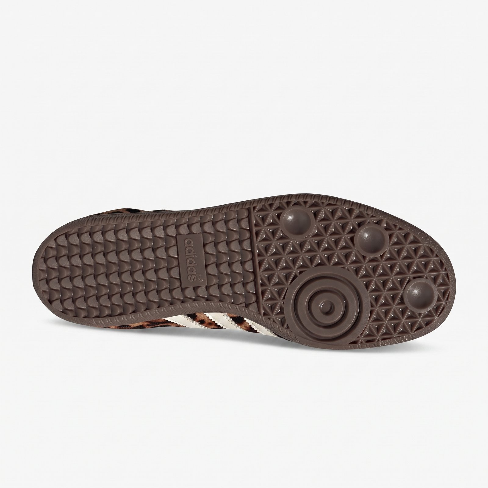 Com acabamento premium, sola de borracha natural e detalhes inspirados no padrão animal print, o Adidas Samba Red Leopard destaca-se pelo seu estilo moderno e intemporal. Com acabamento premium, sola de borracha natural e detalhes inspirados no padrão animal print, o Adidas Samba Red Leopard destaca-se pelo seu estilo moderno e intemporal.