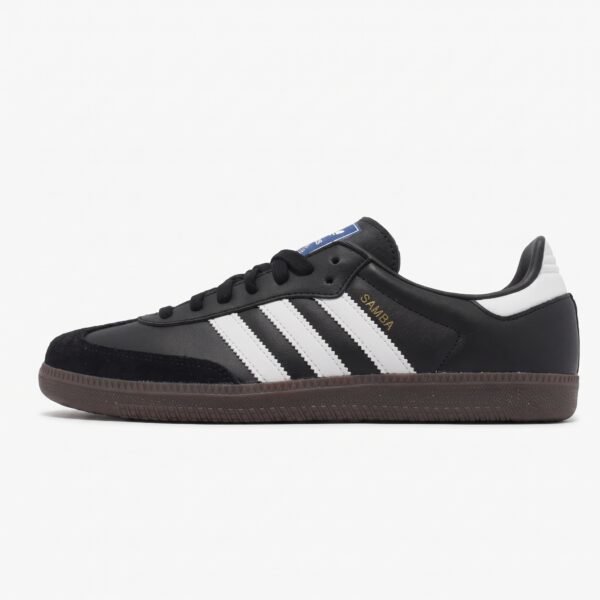Adidas Samba Core Black em pele premium preta com três riscas brancas e sola de borracha natural.