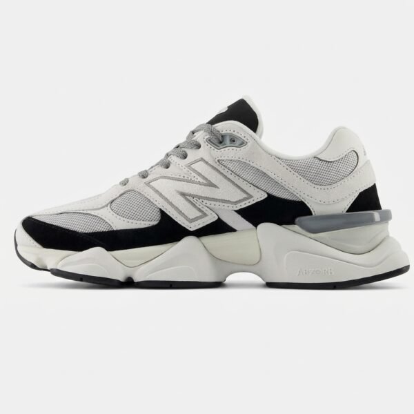 New Balance 9060 Jet Black White em camurça premium preta e branca com tecnologia ABZORB® e design futurista.