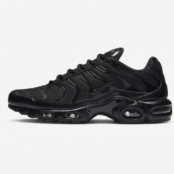 Nike Air Max Plus TN Triple Black com tecnologia Tuned Air, mesh respirável e acabamento totalmente preto.