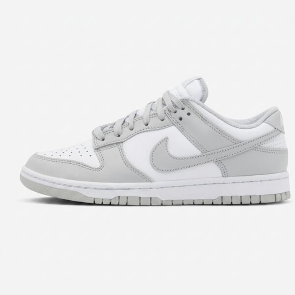 Vista lateral do Nike Dunk Grey Fog com colorway White Grey Fog e sola de borracha resistente.