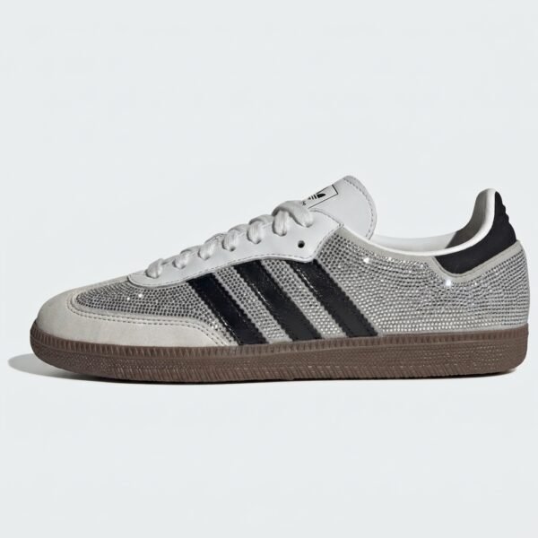Adidas Samba Rhinestone White em pele branca premium com cristais brilhantes e sola de borracha natural.