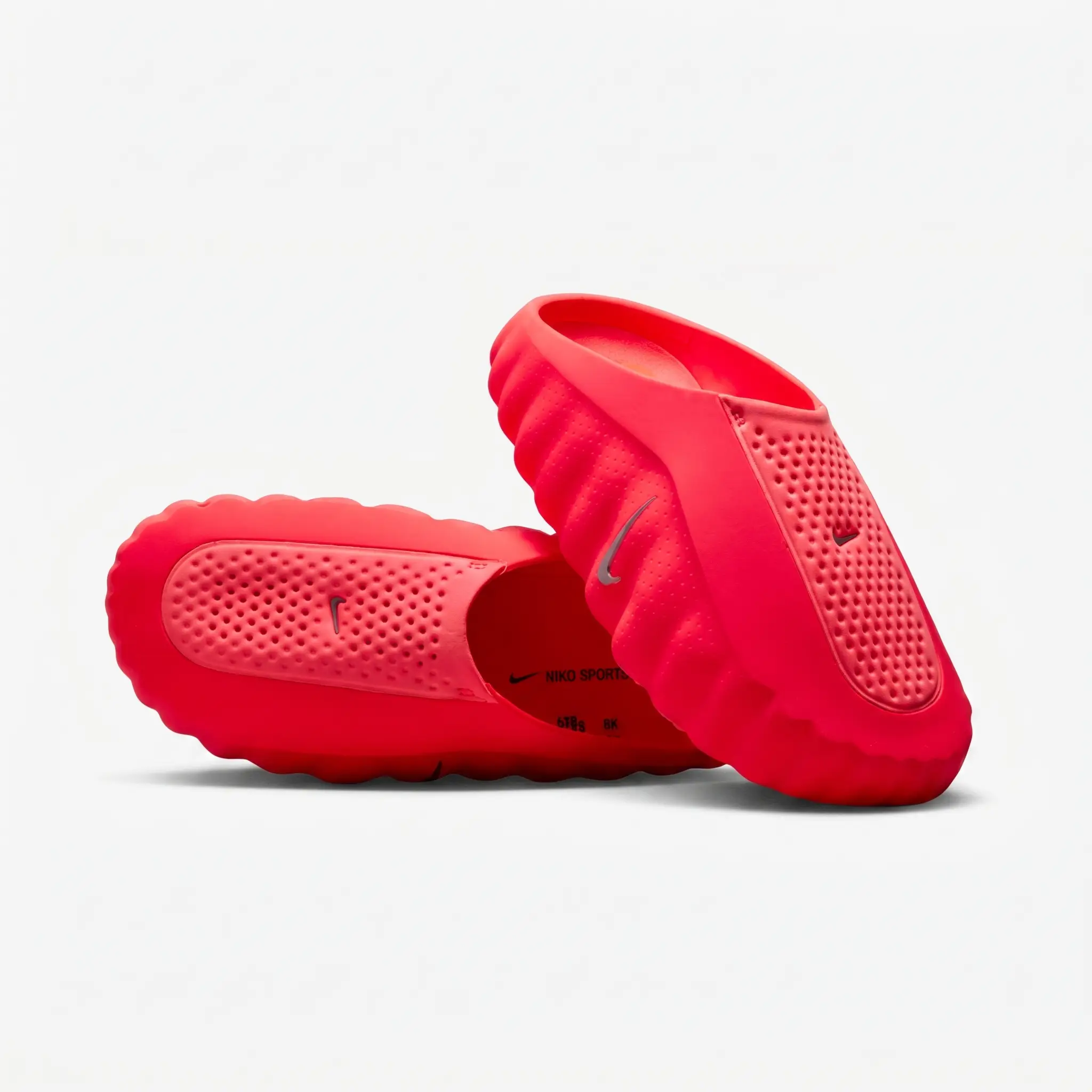 Nike Mind 001 Slide Solar Red frente em cima de outro em cima de outro