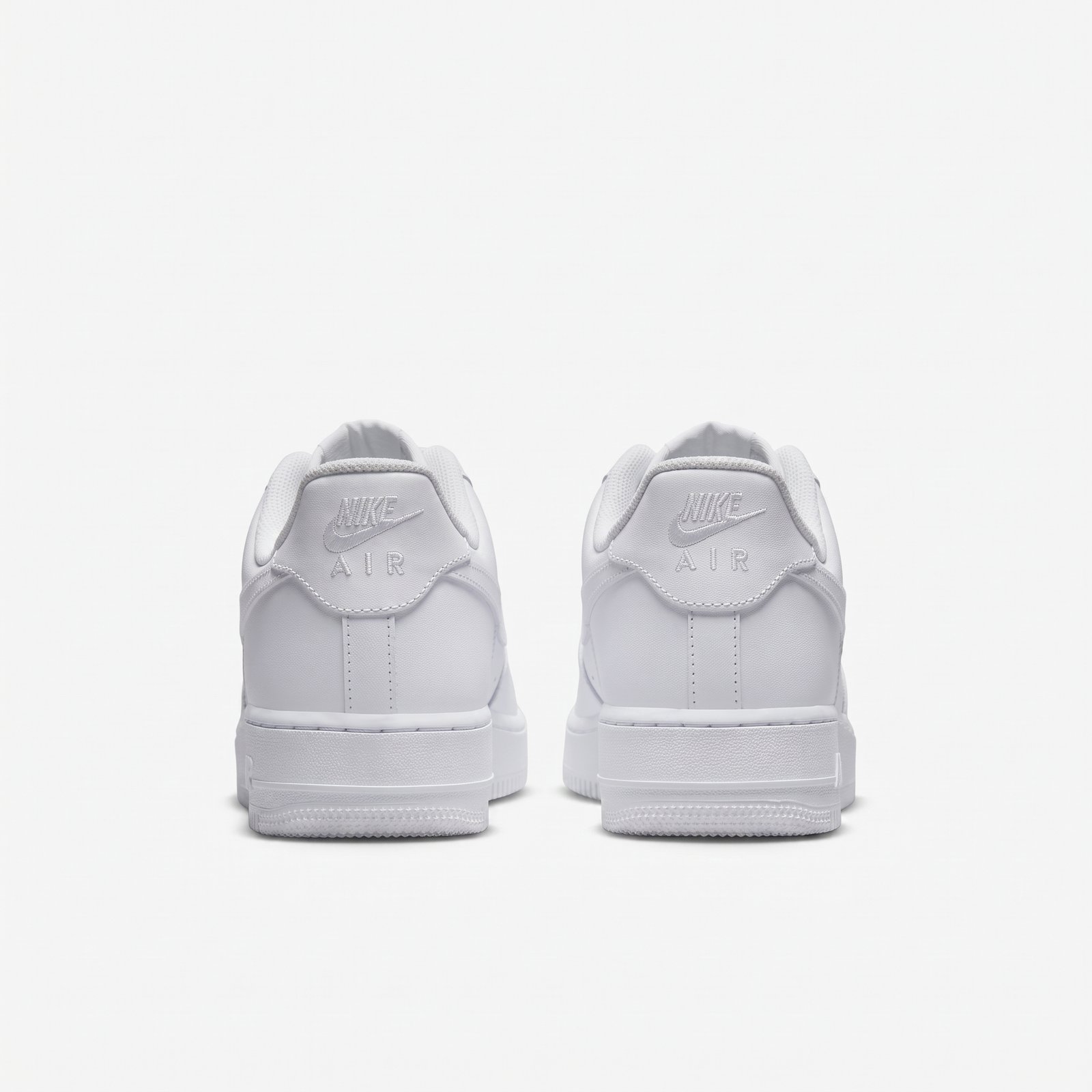 Nike Air Force 1 Triple White - Vista Traseira Nike Air Force 1 Triple White vista traseira