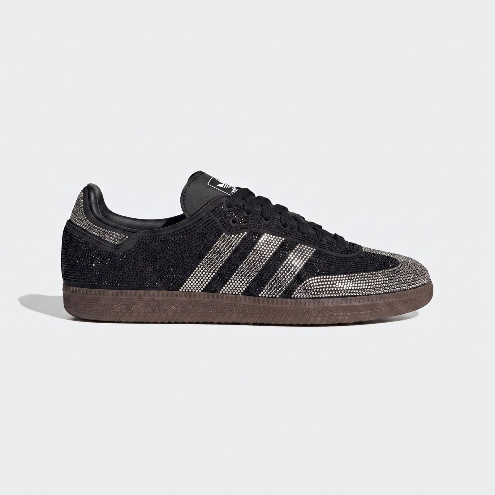 image.png 2k 202607301856 Vista lateral do Adidas Samba Rhinestone Black com detalhes em rhinestones e design clássico Adidas Originals.