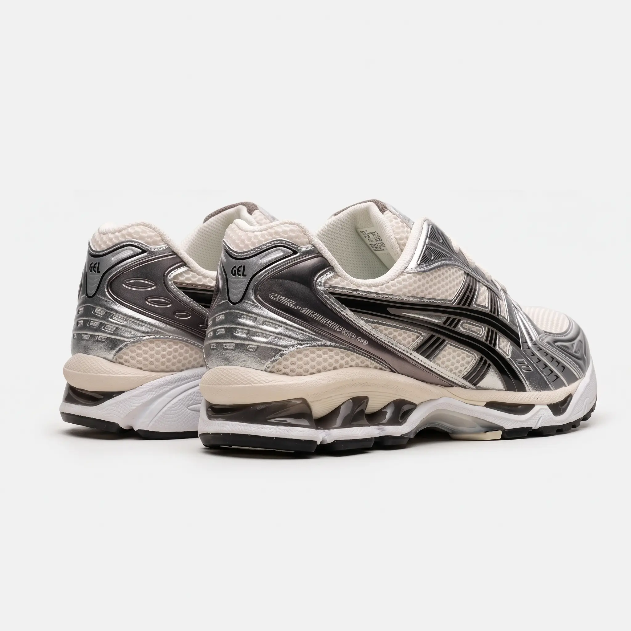 ASICS Gel-Kayano 14 Cream Black Metallic Plum – Vista Traseira ASICS Gel-Kayano 14 Cream Black Metallic Plum vista traseira.