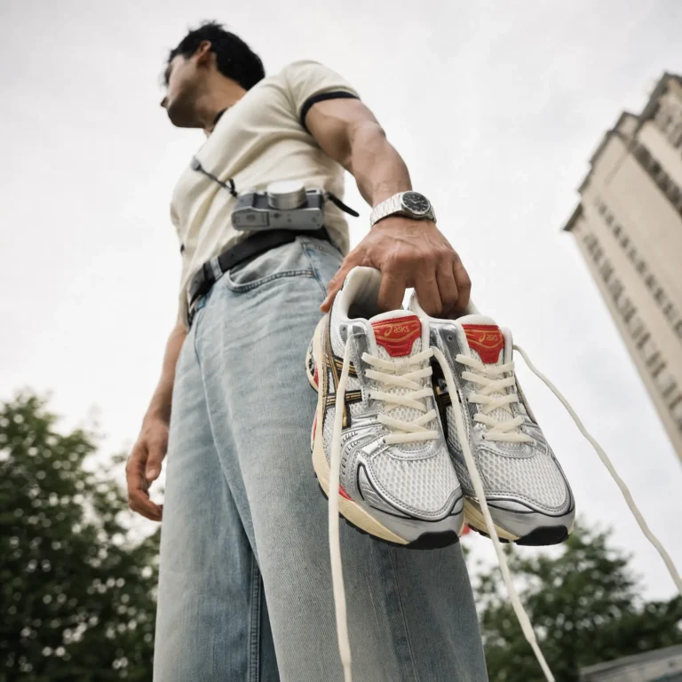 modelo segurando asics gel — vorax editorial