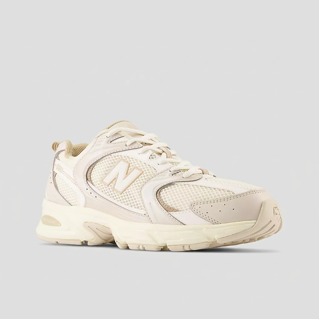 New Balance 530 Beige — vista frontal New Balance 530 Beige em perspetiva 3/4, com logótipo N e mesh bege