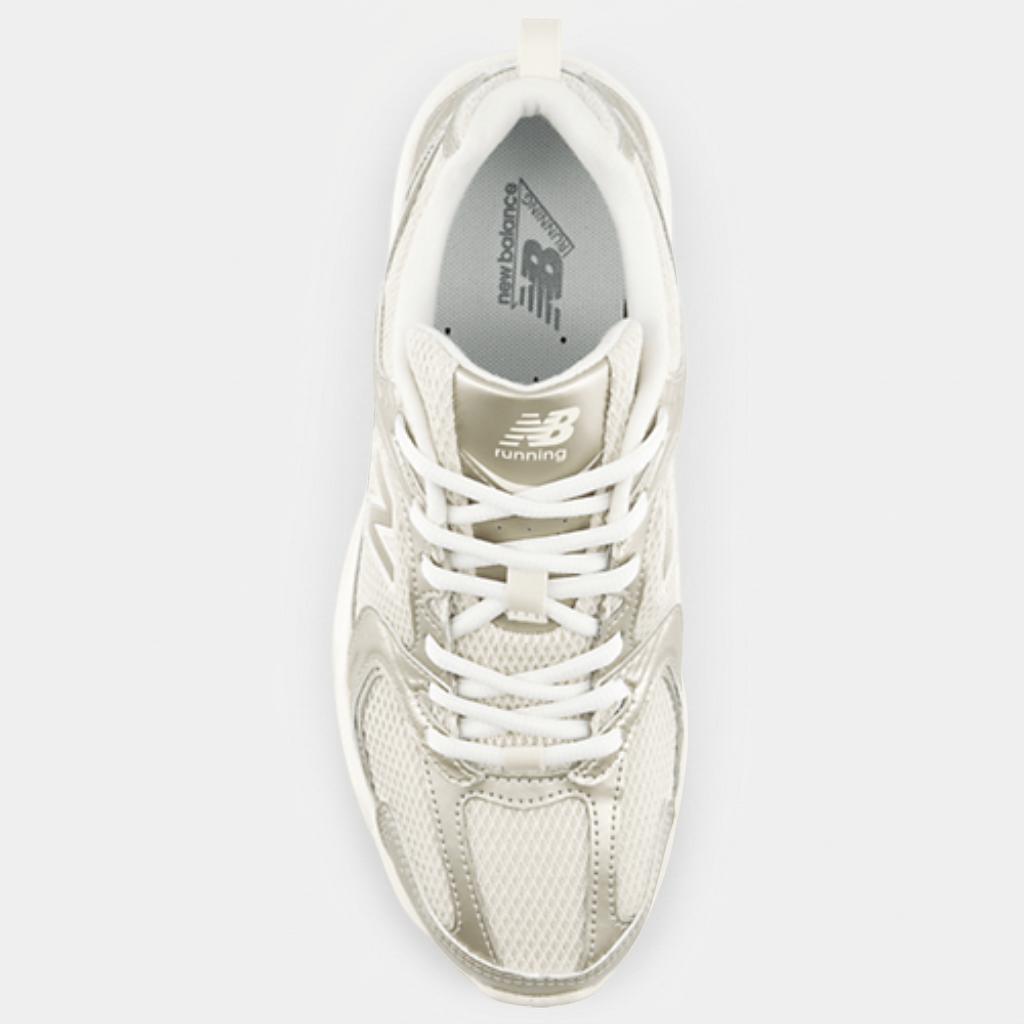New Balance 530 Gold Metallic Linen — vista lateral New Balance 530 Gold Metallic Linen, vista lateral com logótipo N dourado e entressola ABZORB