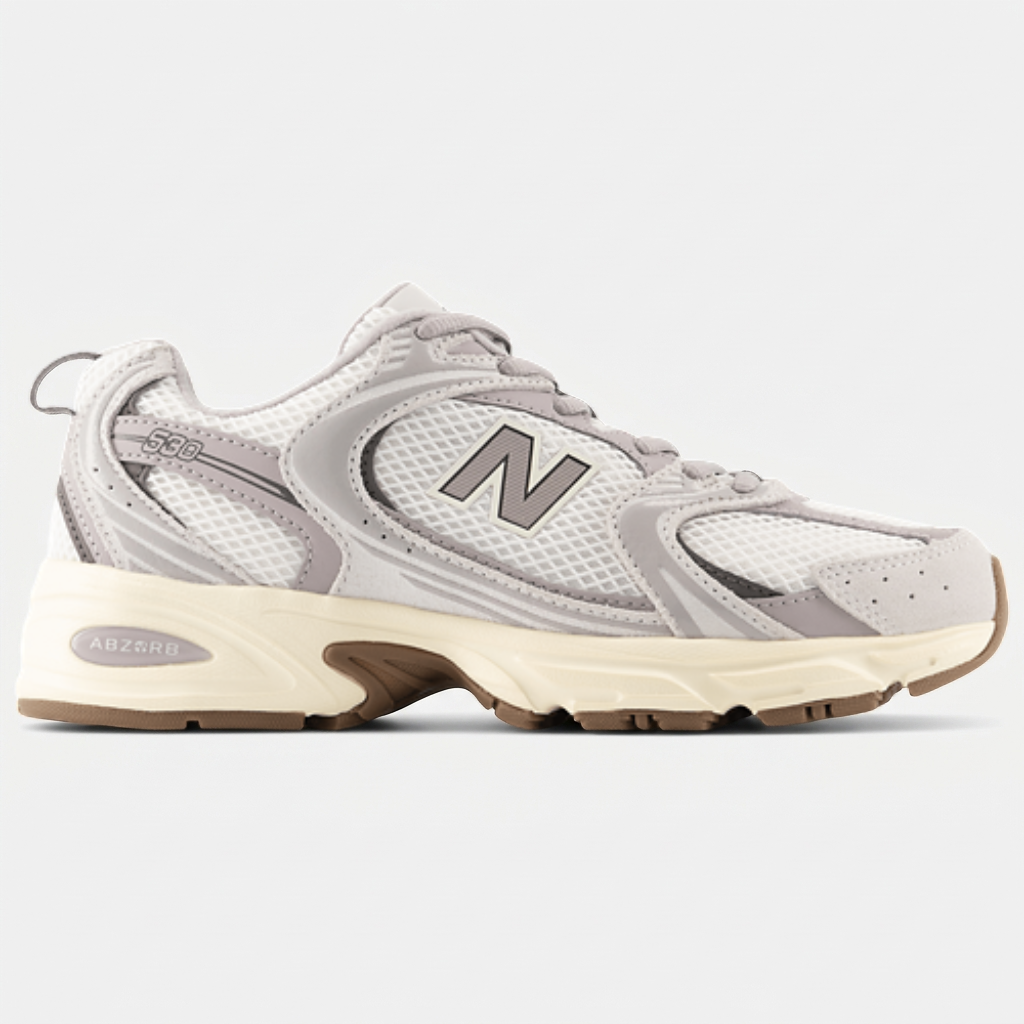 New Balance 530 Truffle Salt — detalhe lateral New Balance 530 Truffle Salt em close-up, com o número 530 gravado na lateral