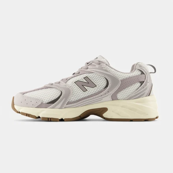 PÁGINA INICIAL New Balance 530 Truffle Salt, vista lateral com logótipo N em tom malva e entressola creme