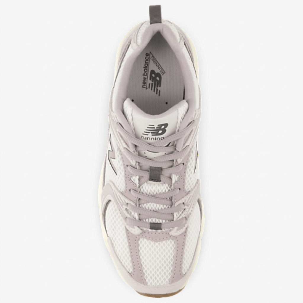 New Balance 530 Truffle Salt — vista superior New Balance 530 Truffle Salt visto de cima, com colarinho em tom malva