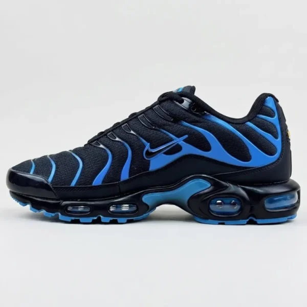 Nike Air Max Plus TN preto e azul vista de perfil completo lateral