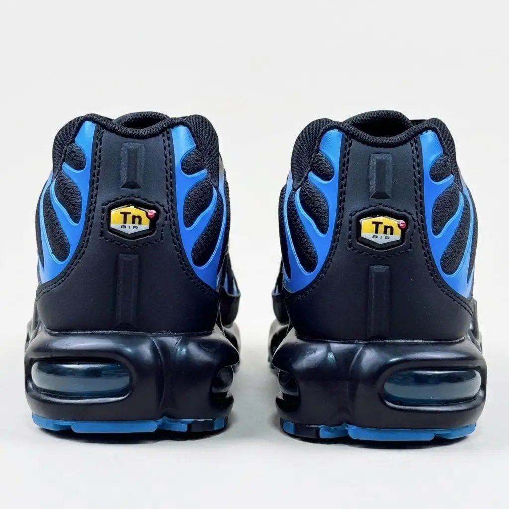 Nike Air Max Plus TN Preto e Azul — Vista Traseira Nike Air Max Plus TN preto e azul vista traseira com câmara de ar visível