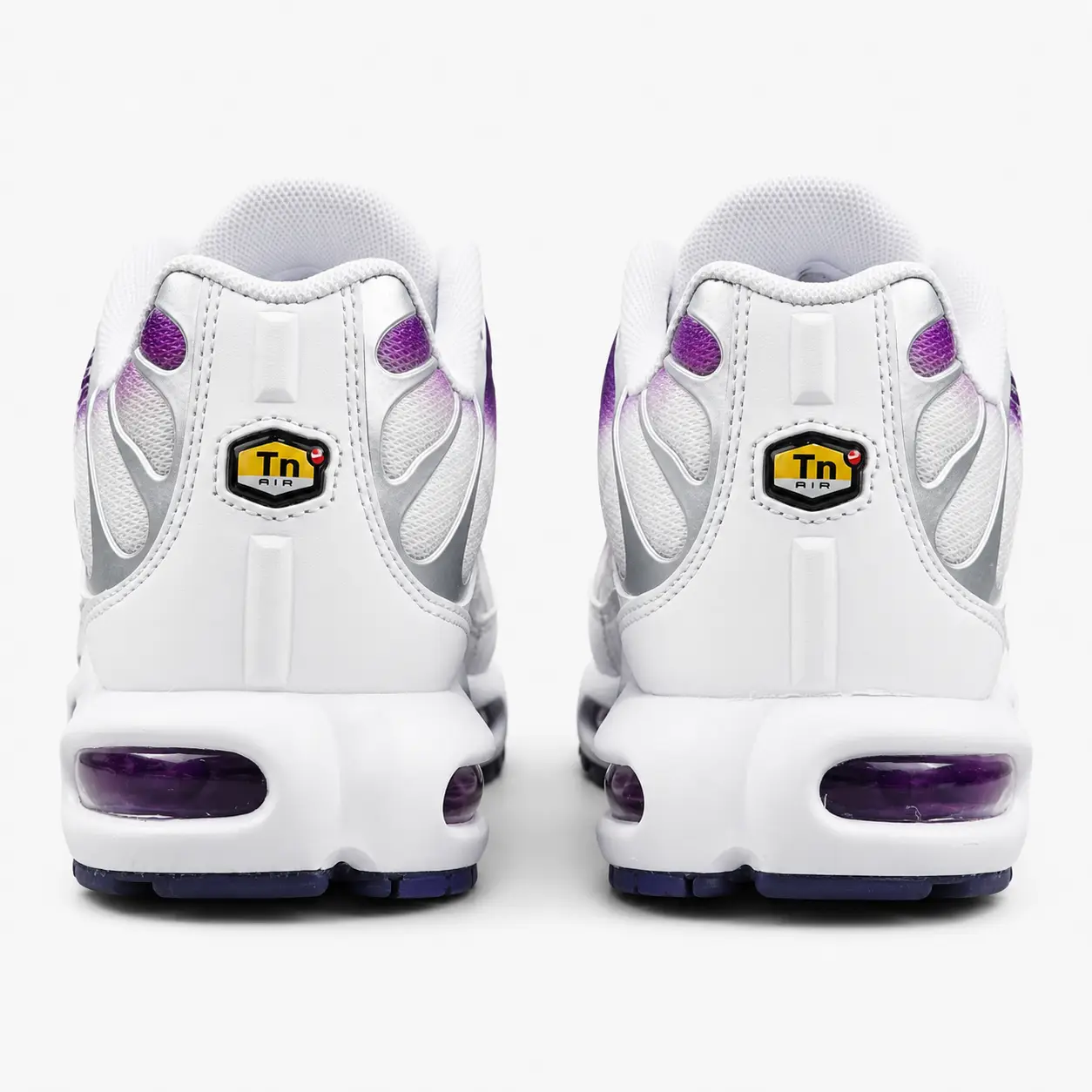 Nike Air Max Plus TN Branco Roxo — Vista Traseira Nike Air Max Plus TN branco roxo vista traseira com câmaras de ar translúcidas