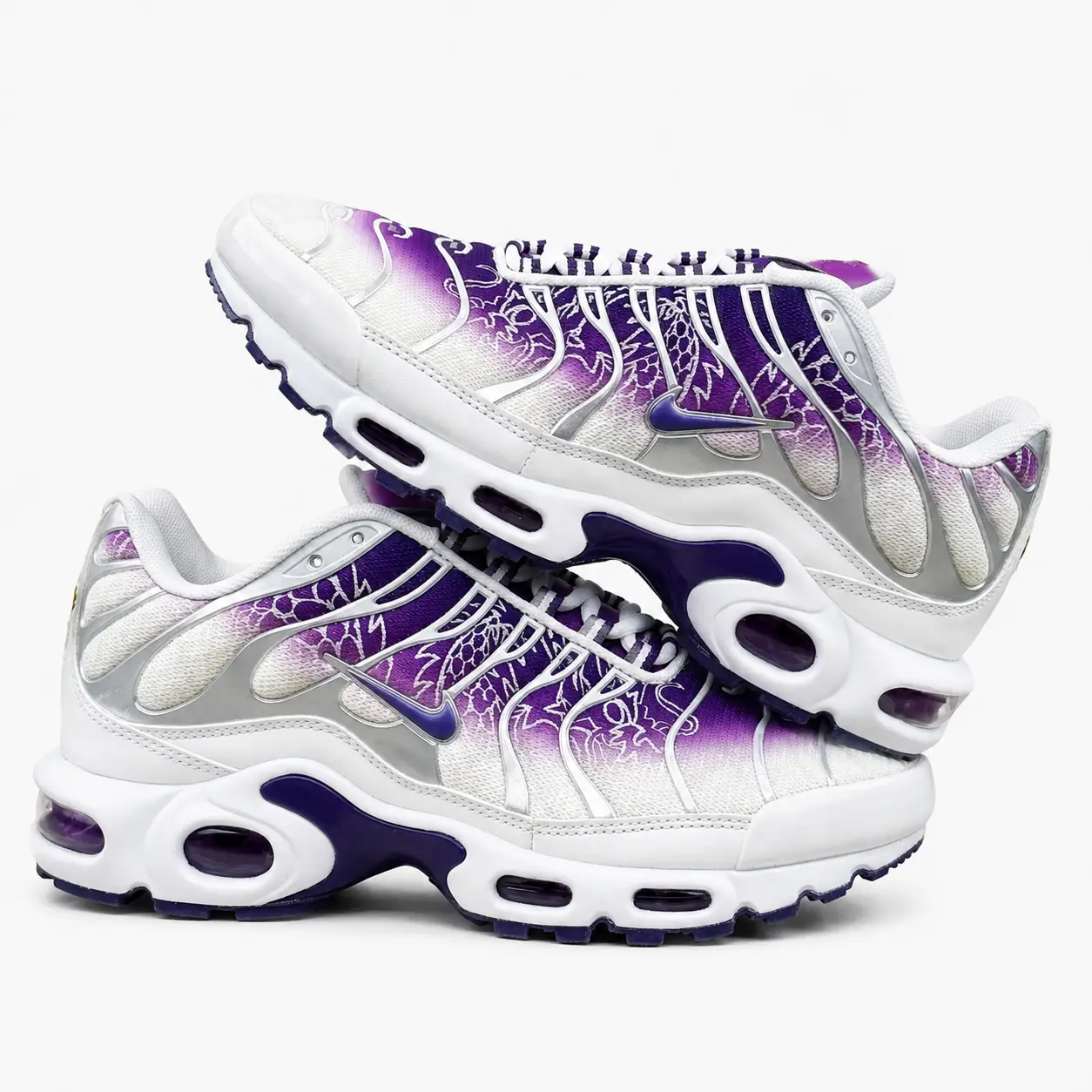 Nike Air Max Plus TN Branco Roxo — Par Completo Par de Nike Air Max Plus TN branco roxo, vista lateral cruzada com padrão gráfico
