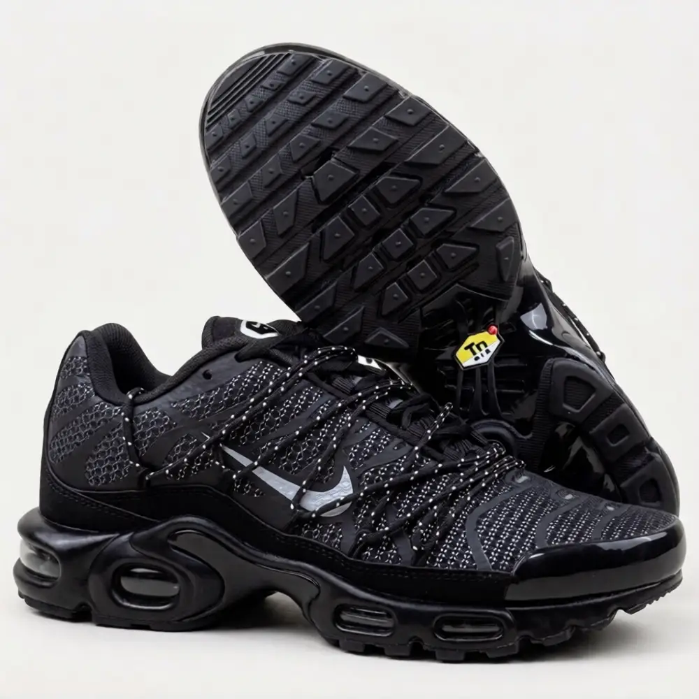 Nike Air Max Plus TN Preto Total — Sola Tuned Air Sola do Nike Air Max Plus TN preto total com padrão de tração denso