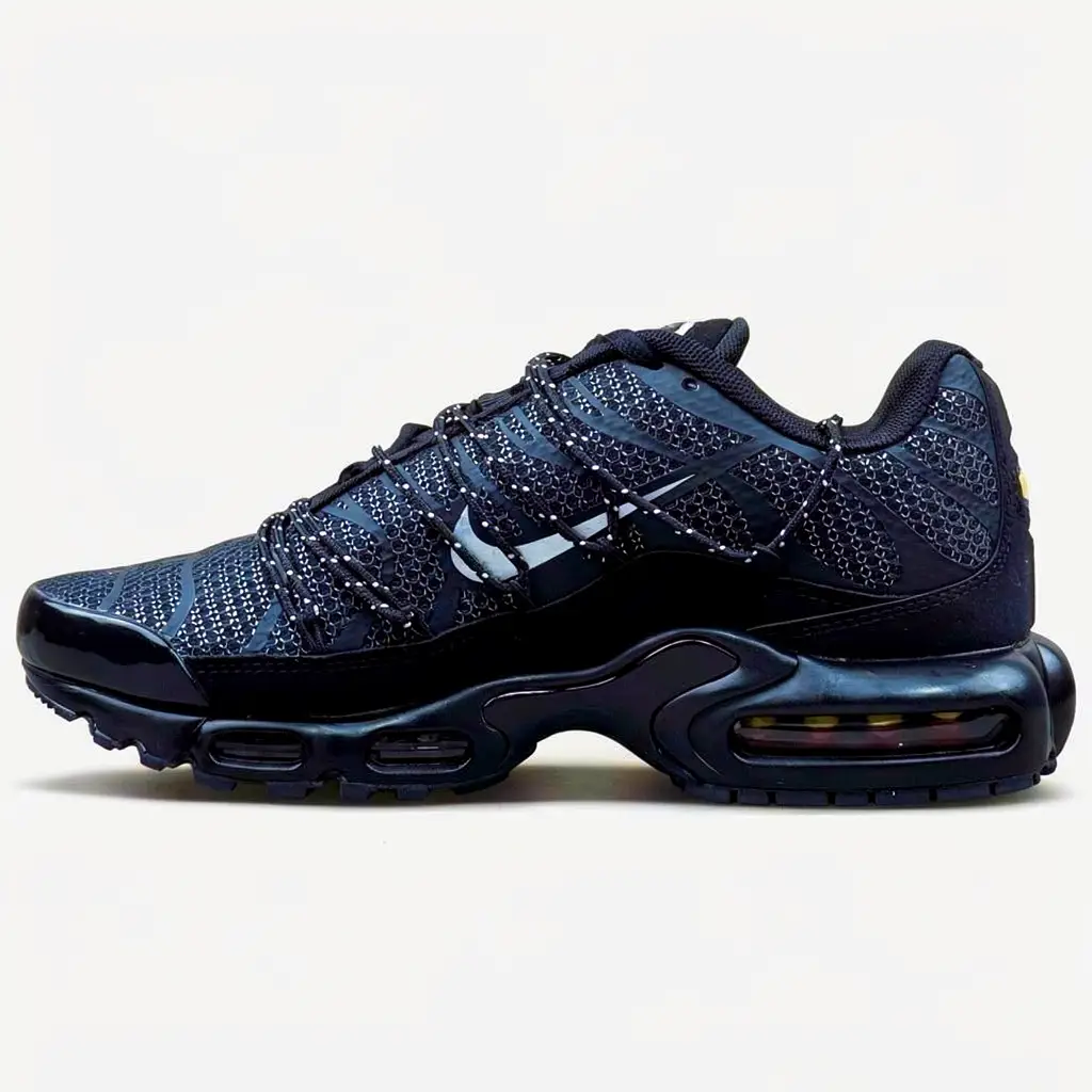 Nike Air Max Plus TN Preto Total — Perfil Lateral Nike Air Max Plus TN preto total vista de perfil lateral com atacadores refletores