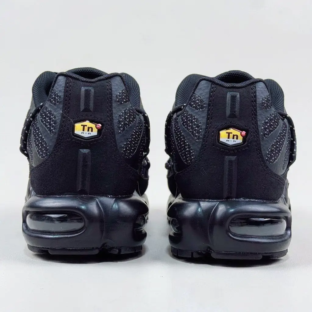 Nike Air Max Plus TN Preto Total — Vista Traseira Nike Air Max Plus TN preto total vista traseira com etiqueta Tn Air