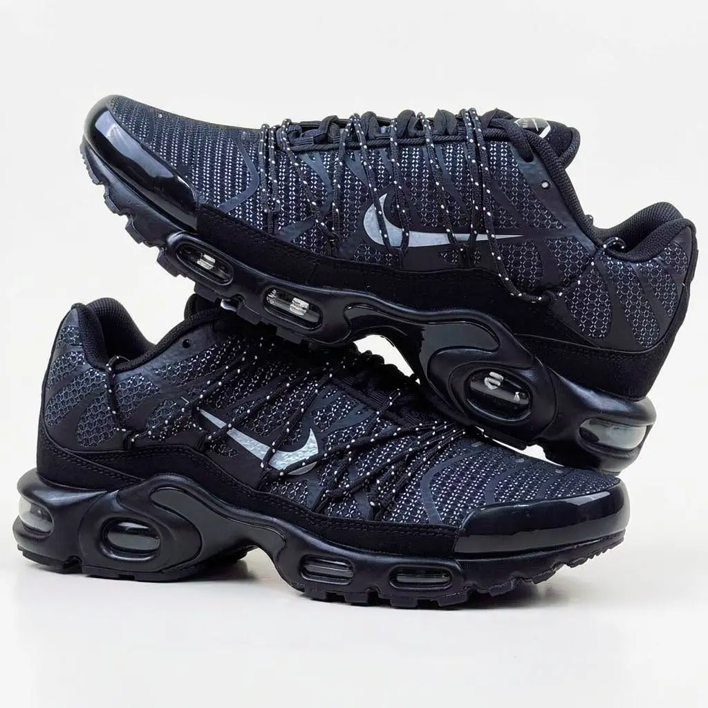 Nike Air Max Plus TN Preto Total — Par Completo Par de Nike Air Max Plus TN preto total, vista lateral cruzada