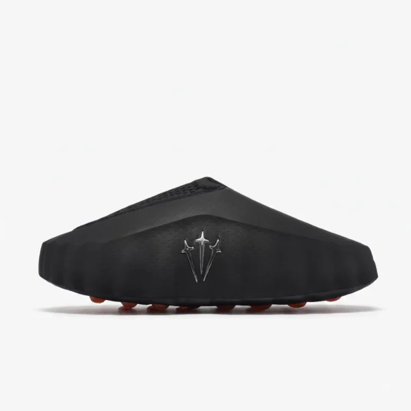 Nike Mind 001 Nocta Slide Black vista lateral com logótipo NOCTA em relevo