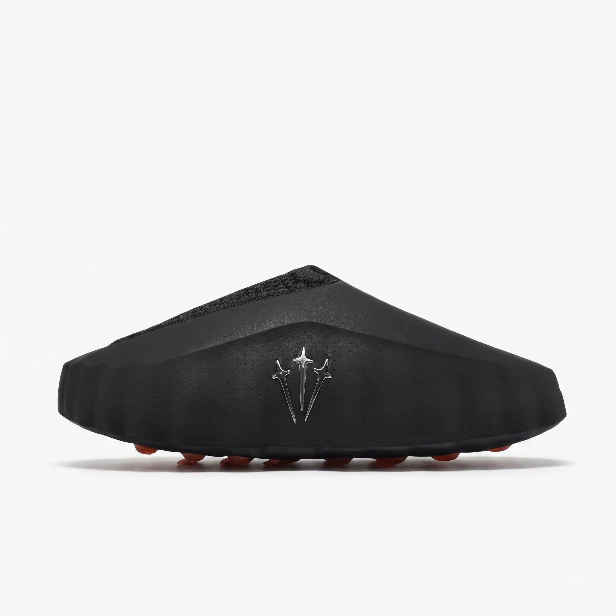 nike mind 001 nocta slide black vista lateral Nike Mind 001 Nocta Slide Black vista lateral com logótipo NOCTA em relevo
