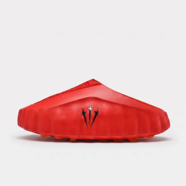 Nike Mind 001 Nocta Slide vermelho vista diagonal com logótipo em relevo
