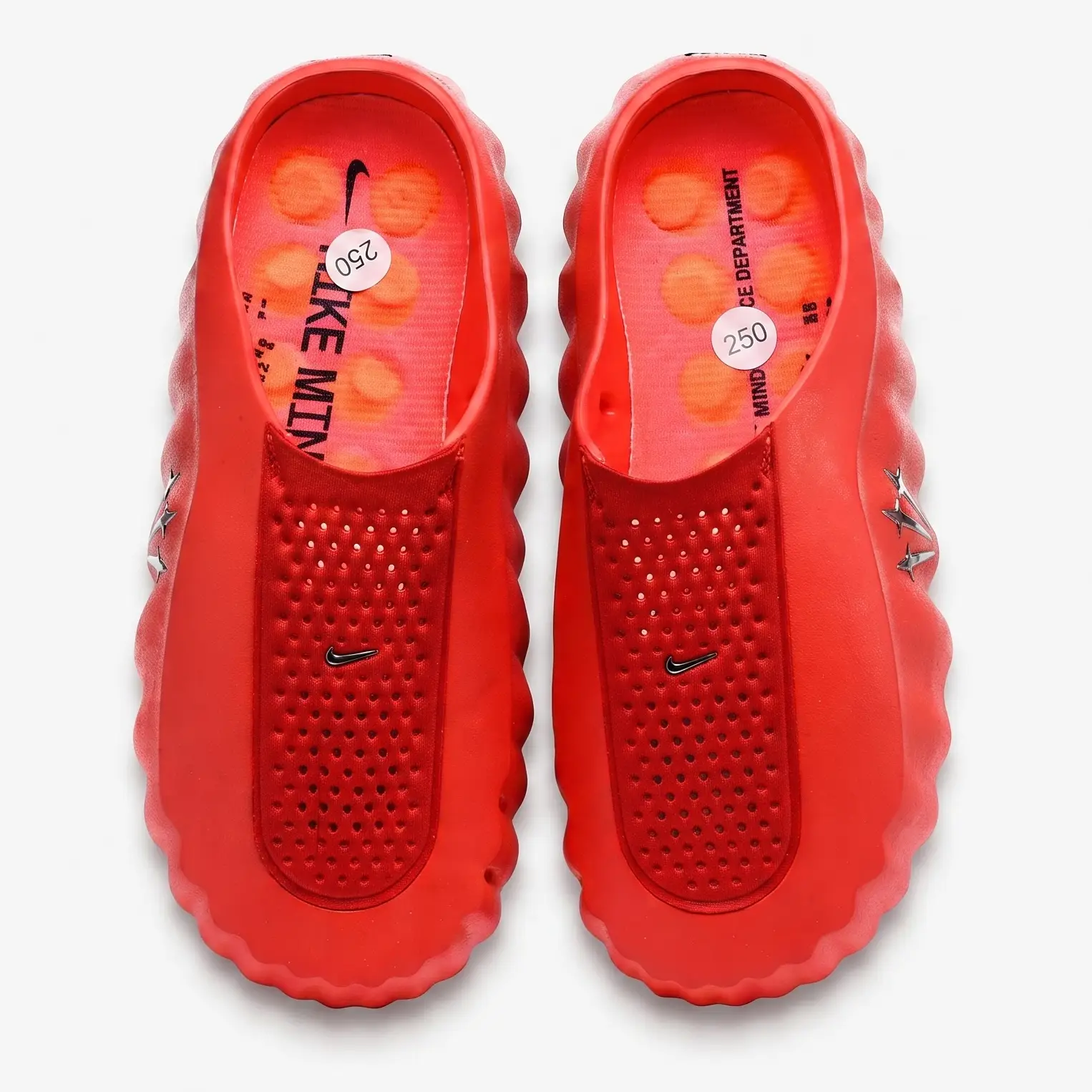 Nike Mind 001 Nocta Slide Red — Vista Superior Par de Nike Mind 001 Nocta Slide vermelho vista de cima com palmilha texturizada