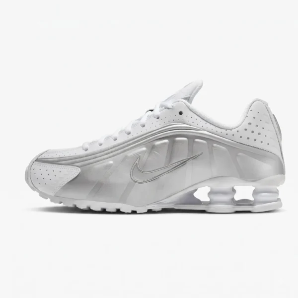 Nike Shox R4 White Metallic Silver — design icónico e tecnologia Shox.