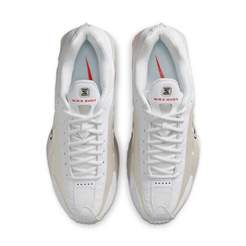 Nike Shox R4 White Red Black Design retro-futurista com uma identidade inconfundível.