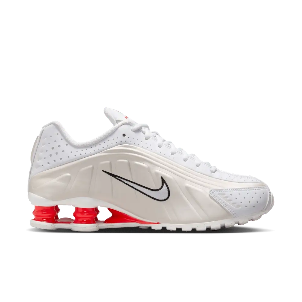 Branco, vermelho e preto. O Shox em destaque. Nike Shox R4 branco vermelho e preto com colunas Shox