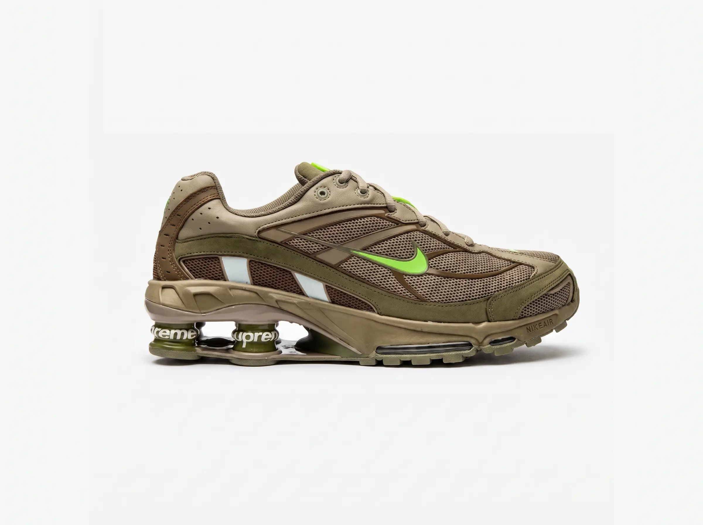Nike Shox Ride 2 SP Supreme Olive – Vista Lateral Exterior Nike Shox Ride 2 SP Supreme Olive vista lateral exterior.