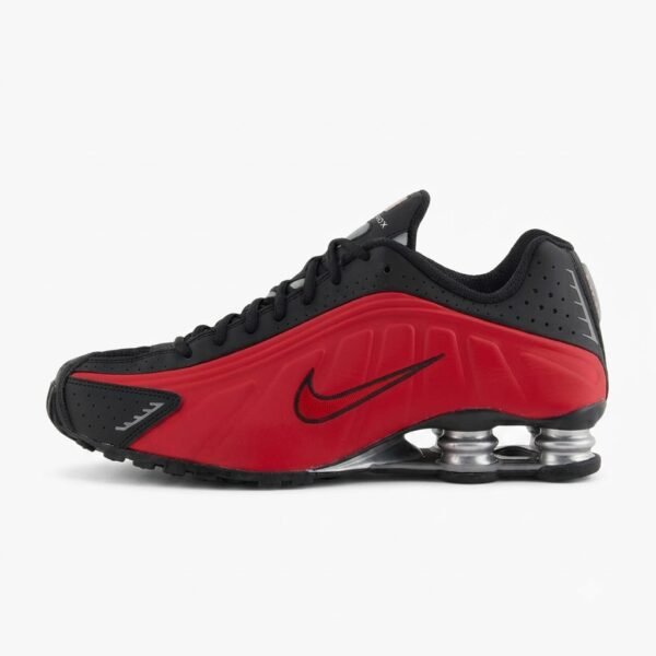 Nike Shox R4 em preto e vermelho com design retro-futurista inspirado no running dos anos 2000.