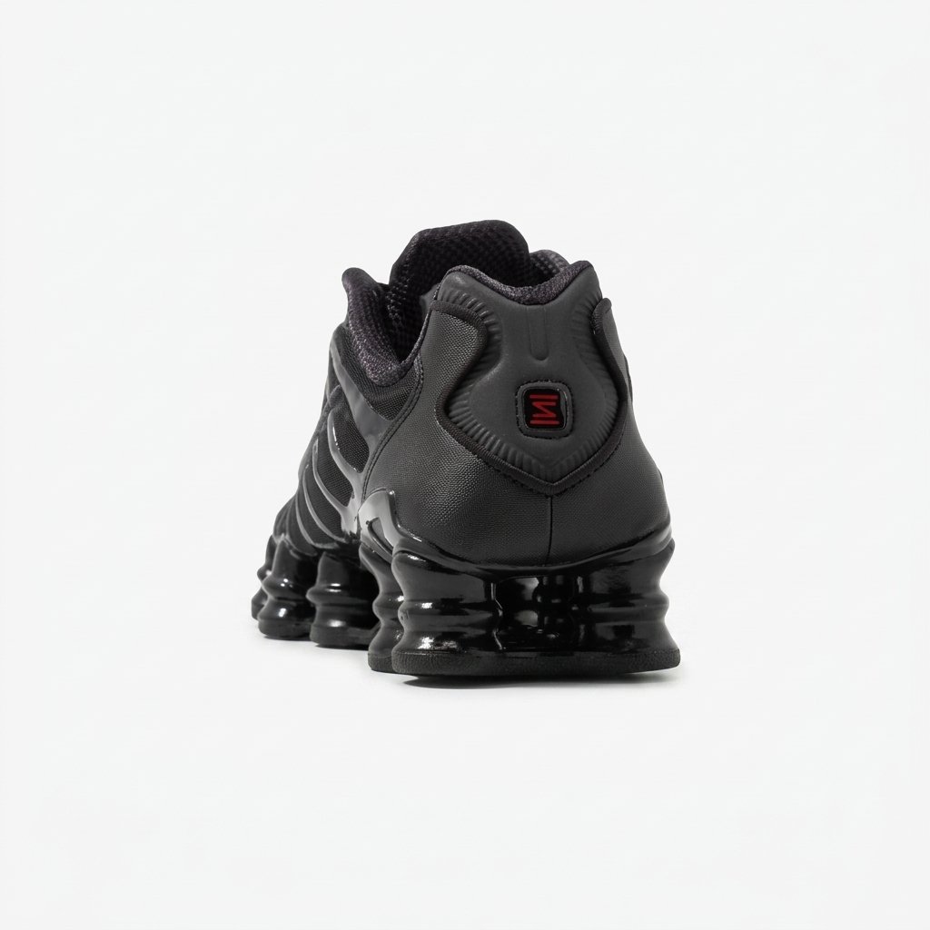 Vista lateral do Nike Shox TL Black com sistema de amortecimento Nike Shox e sola de borracha resistente. Vista lateral do Nike Shox TL Black com sistema de amortecimento Nike Shox e sola de borracha resistente.